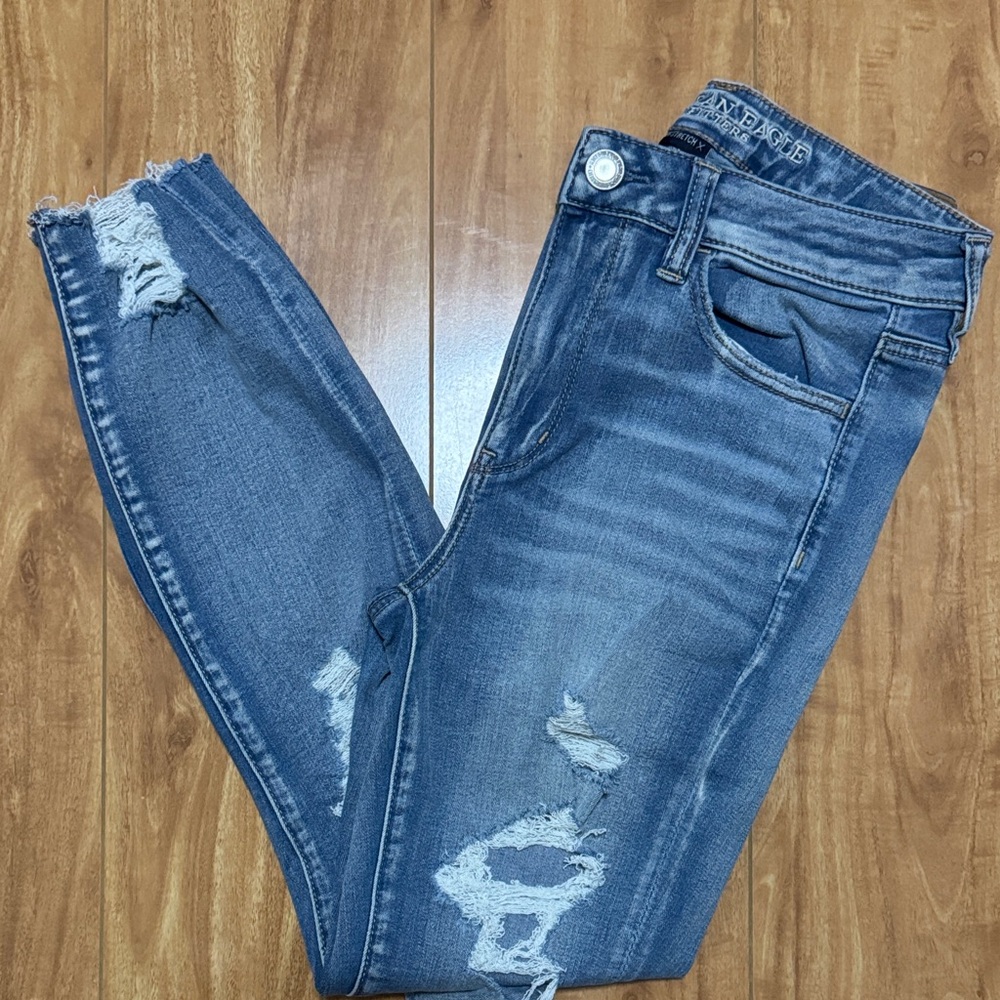 Distressed Hi-Rise Jegging